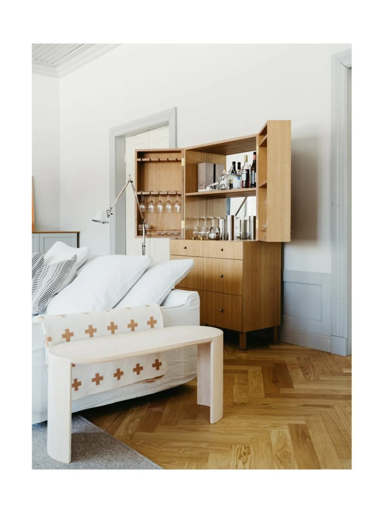 Tuolit & Jakkarat|Made by Choice Airisto sivupöytä, penkki MUSTA