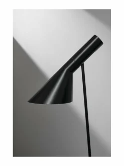 Lattiavalaisimet|Louis Poulsen AJ-lattiavalaisin MUSTA