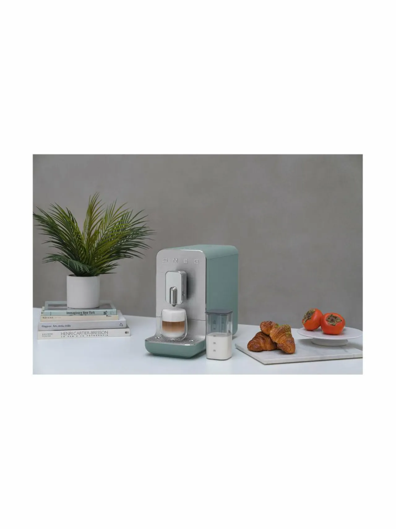 Kahvin- & Vedenkeittimet|Smeg BCC13BLMEU- täysautomaattinen kahvikone ja maidonvaahdotin EMERALD GREEN