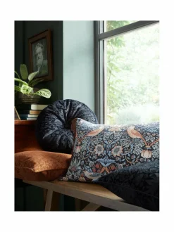 Sisustustyynyt|William Morris At Home Cushion Strawberry Thief Embossed -sisustustyyny 50 x 50 cm 76 EMPOSSED SAFFRON