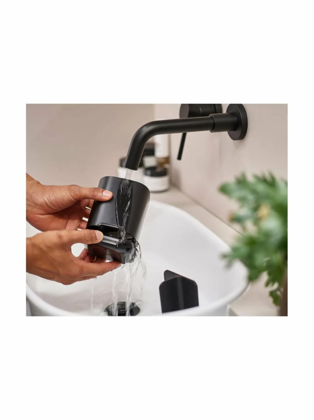 Kylpyhuonetarvikkeet|Joseph Joseph EasyStore Toothbrush Caddy -hammasharjateline 12,7 x 9 x 9 cm MATT BLACK