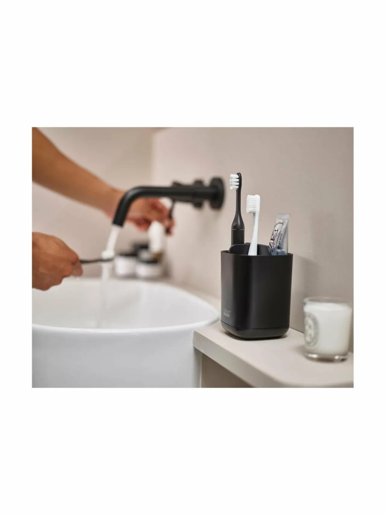 Kylpyhuonetarvikkeet|Joseph Joseph EasyStore Toothbrush Caddy -hammasharjateline 12,7 x 9 x 9 cm MATT BLACK