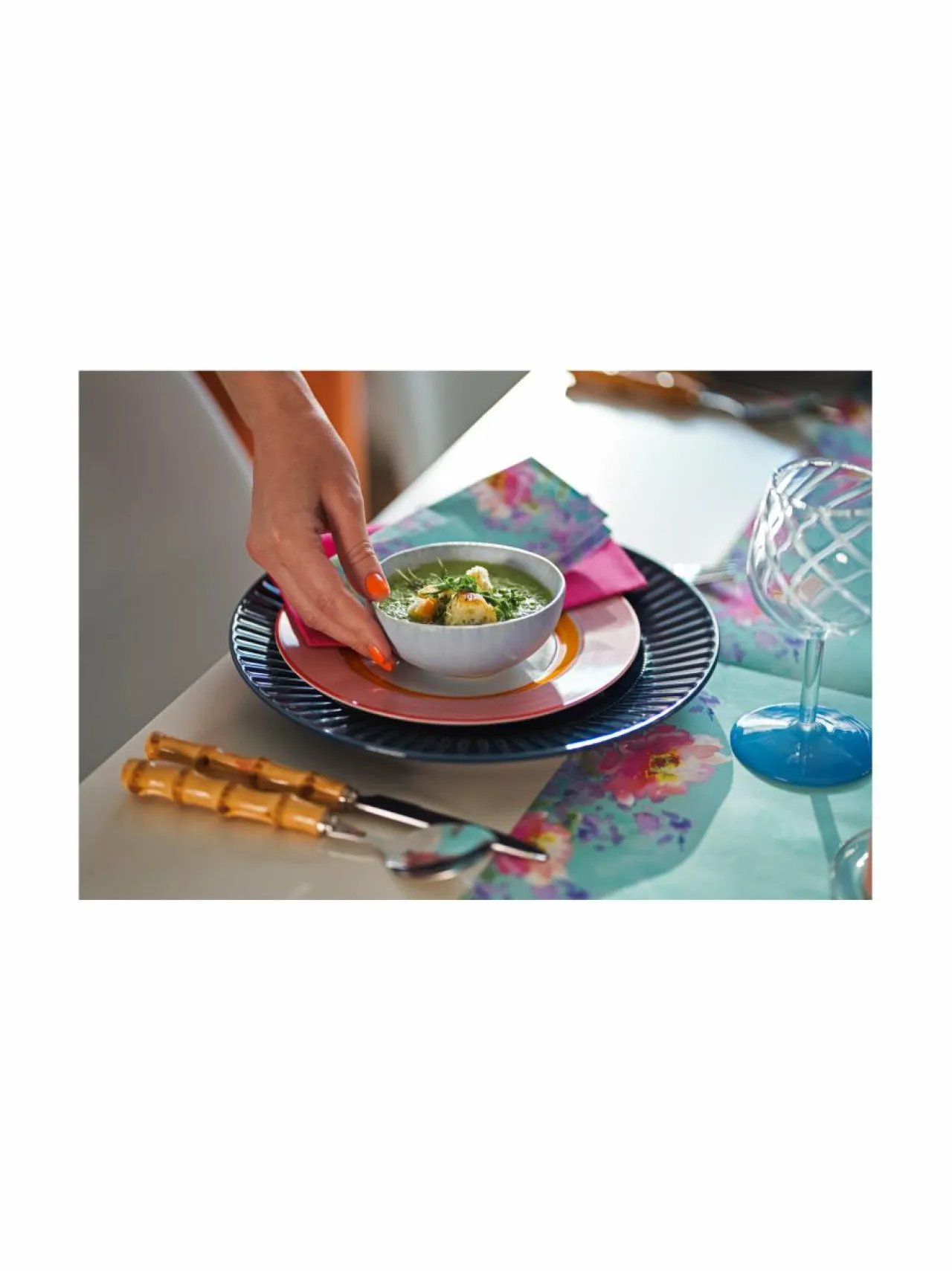 Keittiö- & Kattaustekstiilit|Duni Flowy Florals -servietti, 24x24 cm, 3-krs LT. BLUE/MULTICOLOR