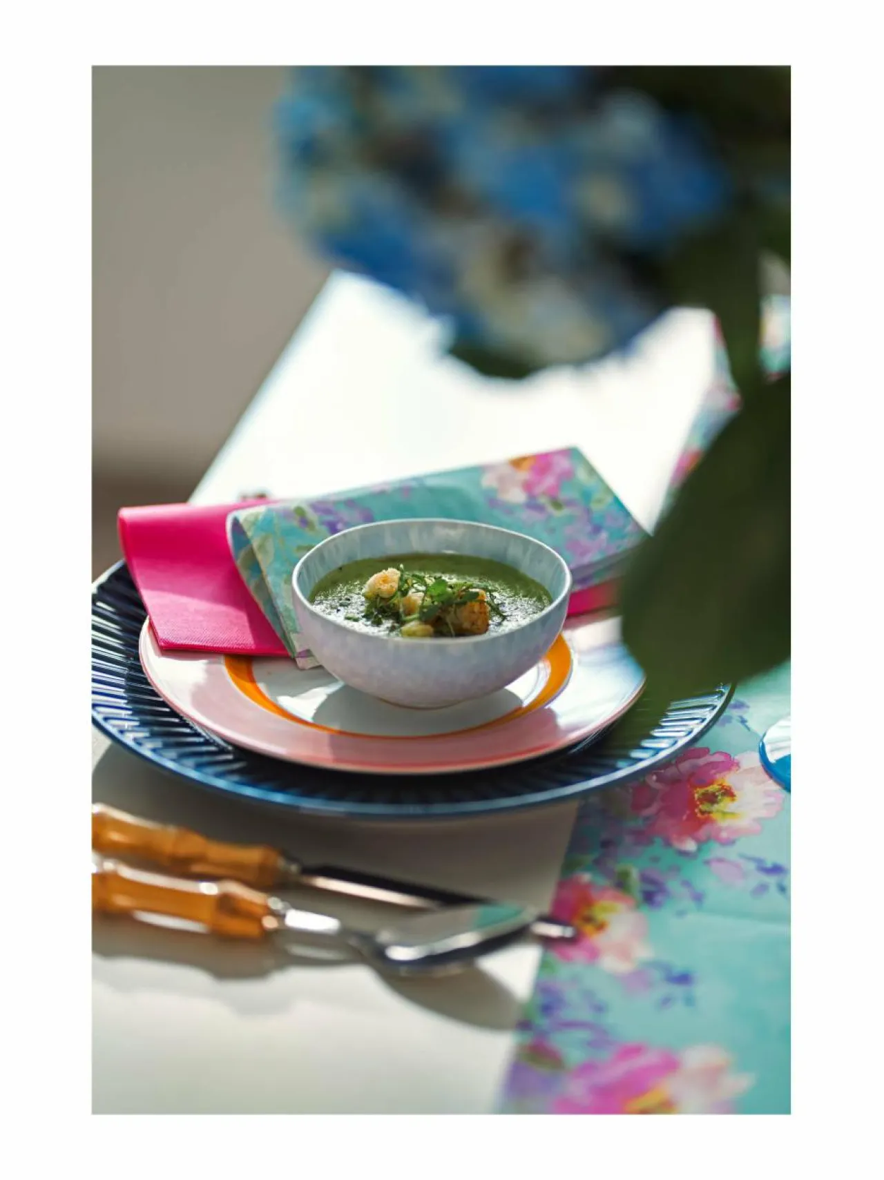 Keittiö- & Kattaustekstiilit|Duni Flowy Florals -servietti, 24x24 cm, 3-krs LT. BLUE/MULTICOLOR