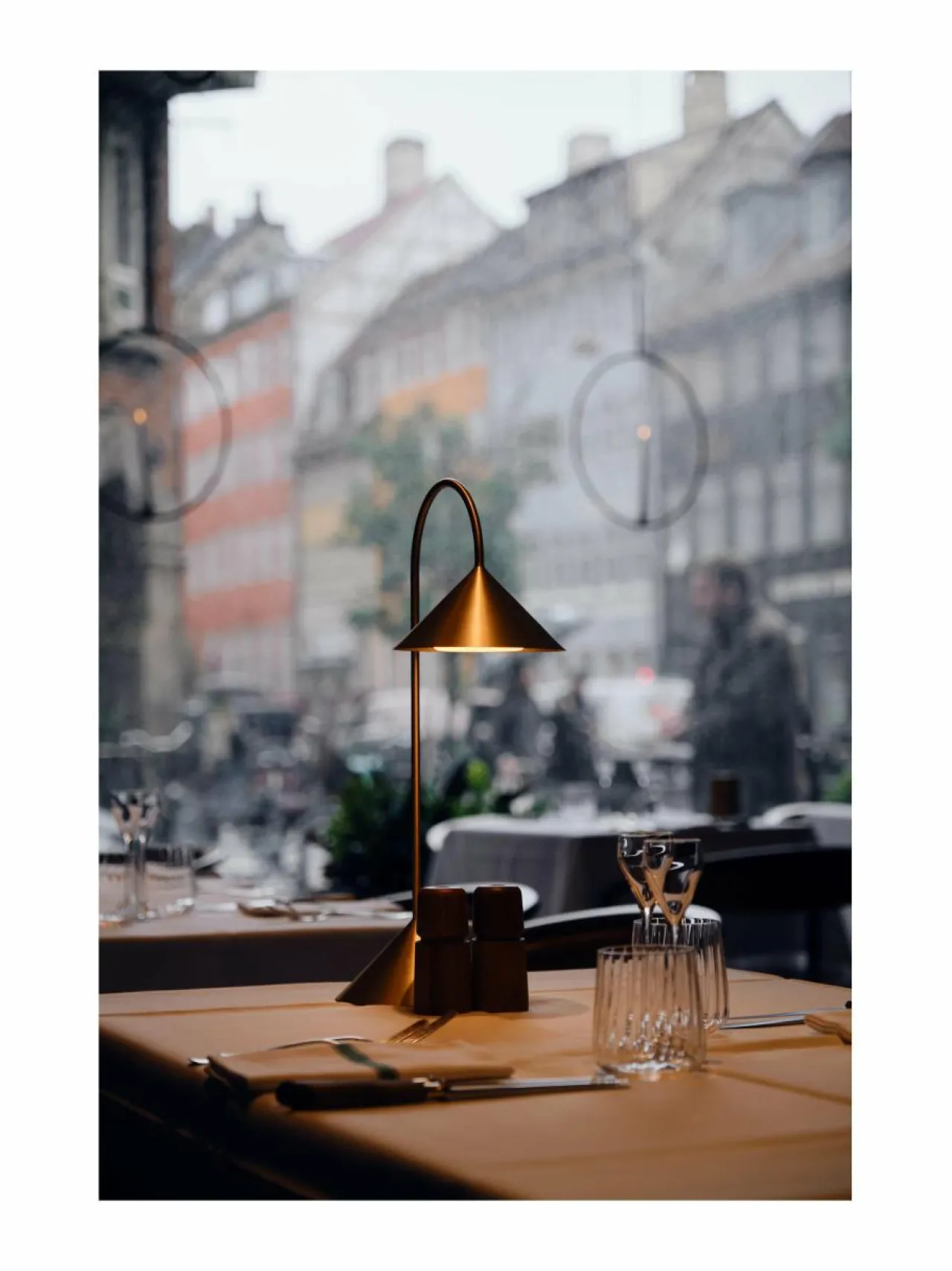 Pöytävalaisimet|Frandsen Grasp Portable -valaisin 47 cm SOLID BRASS