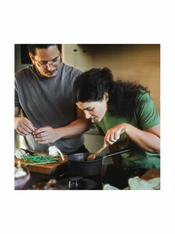 Keitto- & Paistoastiat|Fiskars Hard Face -kasari kannella BLACK