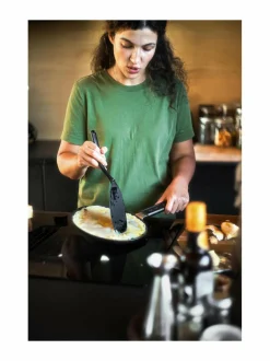 Keitto- & Paistoastiat|Fiskars Hard Face -omelettipannu BLACK