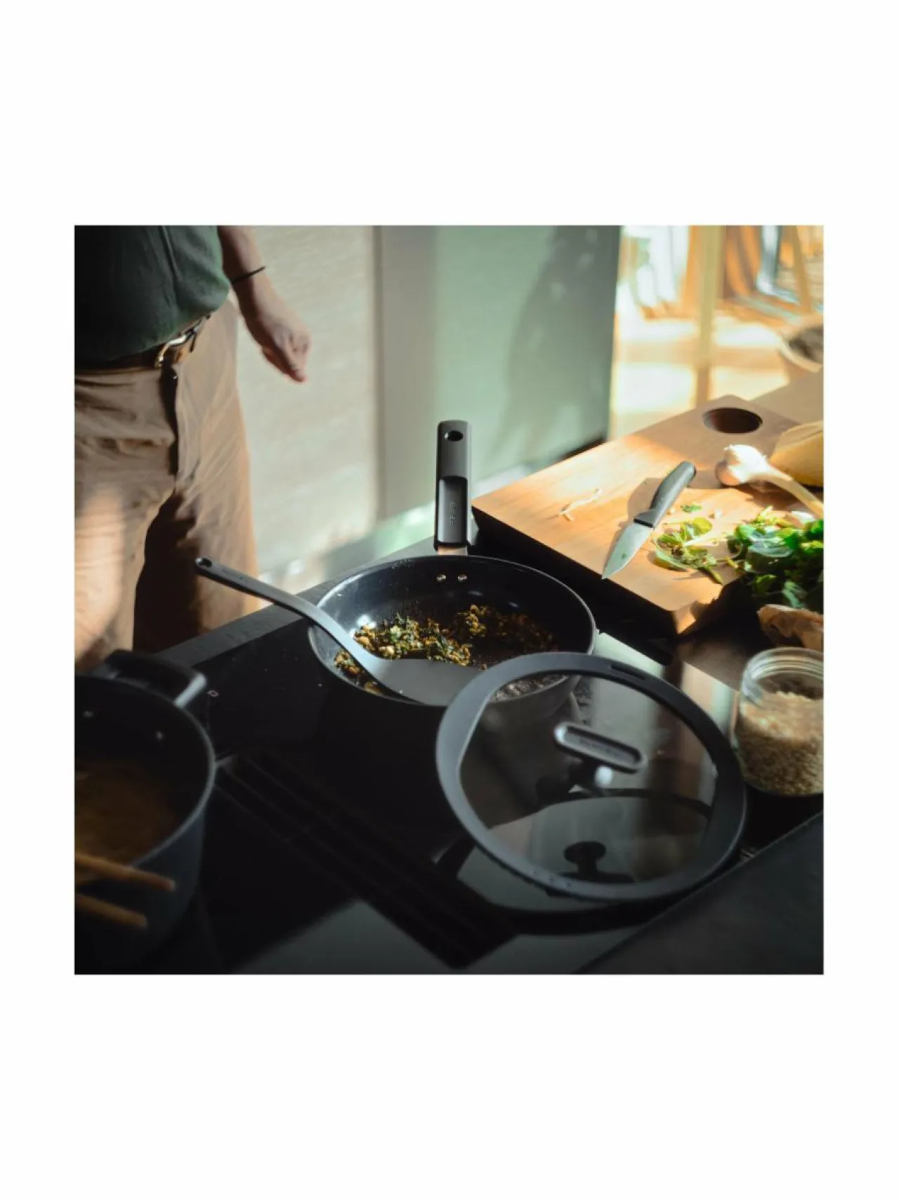 Keitto- & Paistoastiat|Fiskars Hard Face Sauté -paistinpannu kannella BLACK