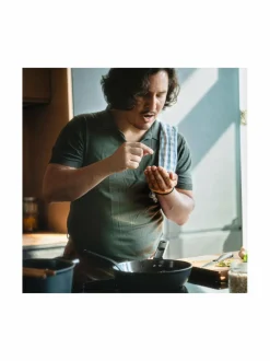 Keitto- & Paistoastiat|Fiskars Hard Face Sauté -paistinpannu kannella BLACK