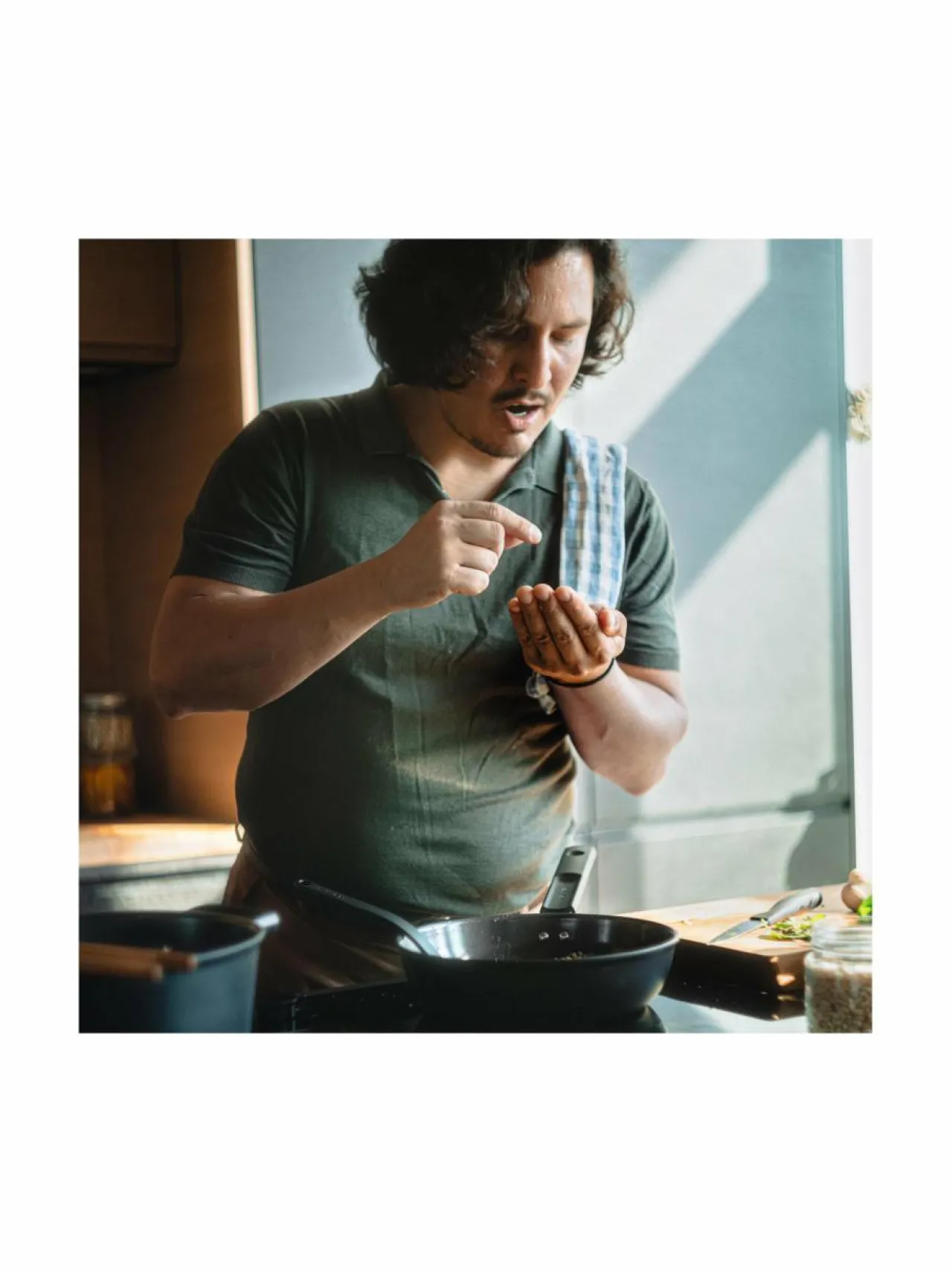 Keitto- & Paistoastiat|Fiskars Hard Face Sauté -paistinpannu kannella BLACK