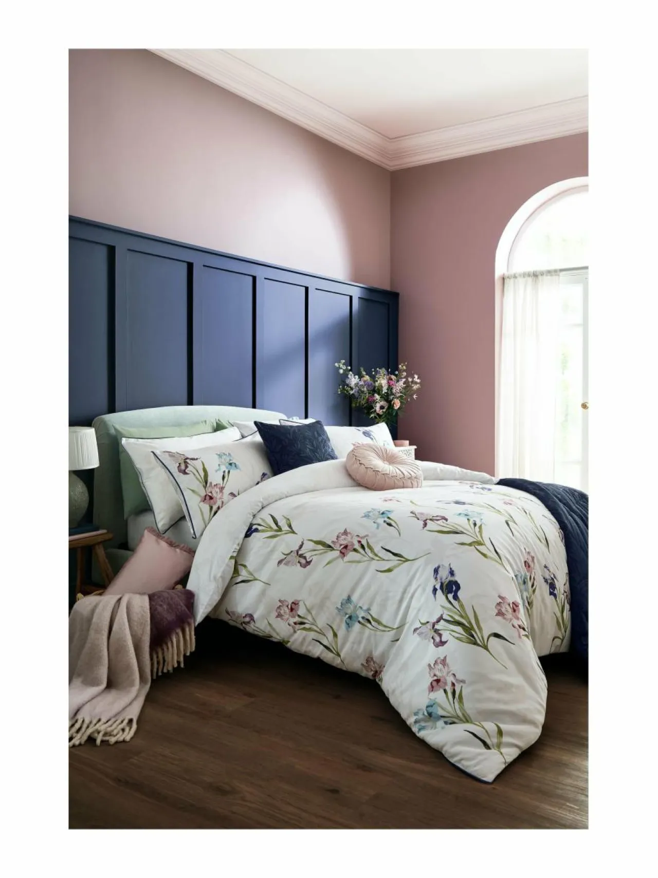 Liinavaatteet|Laura Ashley Hawling Irises -satiinipussilakanasetti 65 GRAPE PURPLE