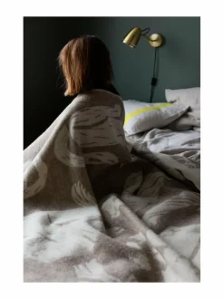 Huovat & Päiväpeitot|Lapuan Kankurit Kissanpäivät-villahuopa 130 x 180 cm 2 BEIGE-WHITE