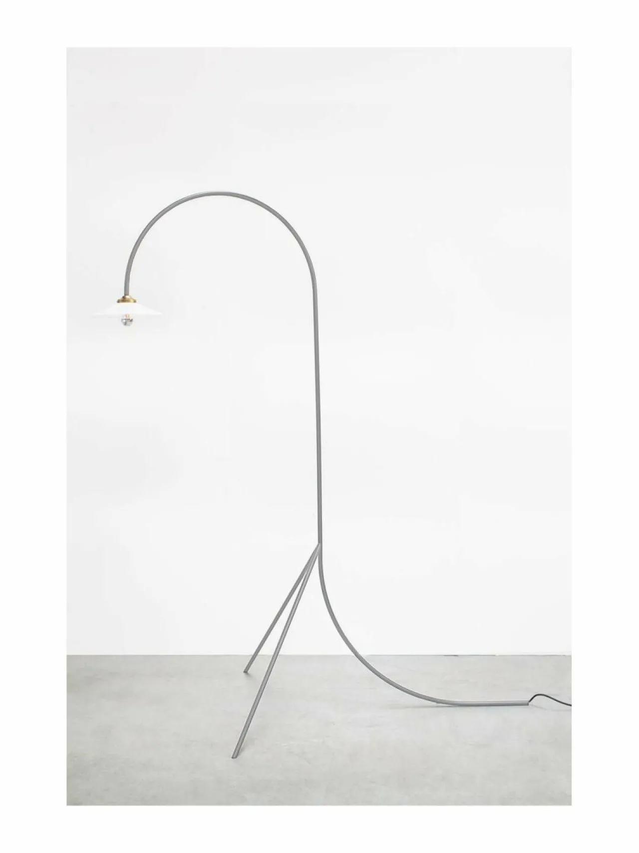 Lattiavalaisimet|valerie_objects N°1 M -lattiavalaisin LG LIGHT GREY