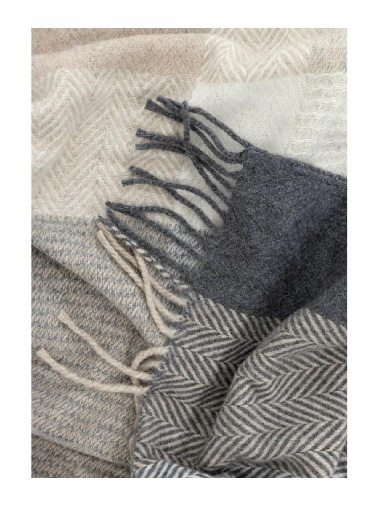 Huovat & Päiväpeitot|Casa Stockmann Nimes-villasekoitehuopa 130 x 180 cm GREY/SAND/SOFT WHITE