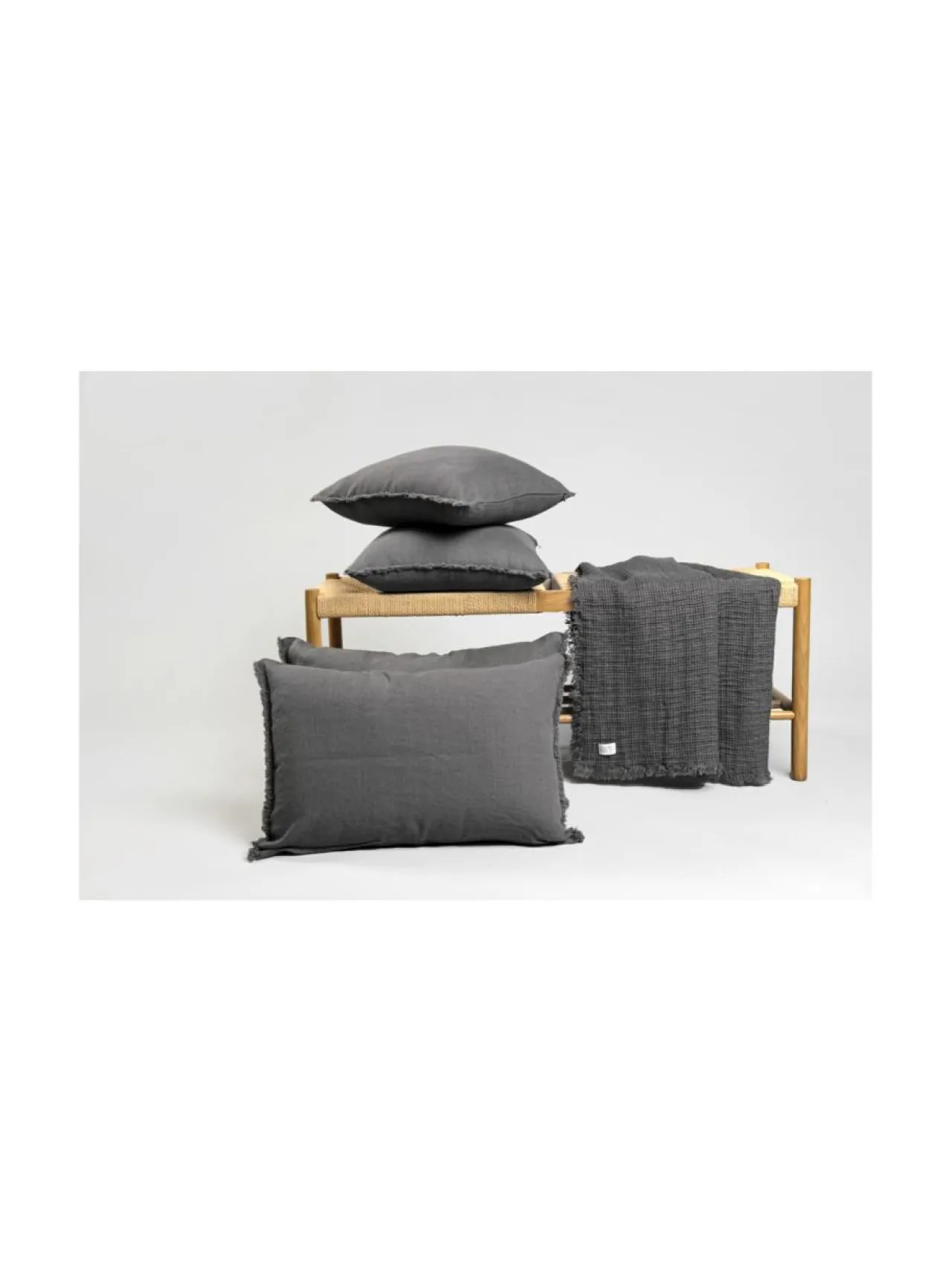 Huovat & Päiväpeitot|Nordic Swan Living Pellava Vohveli -torkkupeitto TUMMANHARMAA