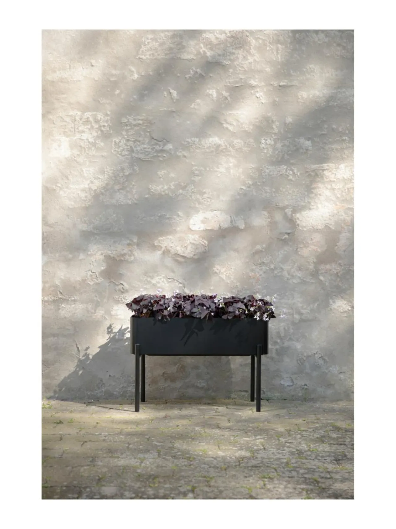 Ruukut & Istutusastiat|Eva Solo Outdoor Simply Grow kasvilaatikko jalustall MUSTA