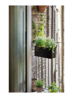 Ruukut & Istutusastiat|Eva Solo Outdoor Simply Grow parvekelaatikko MUSTA