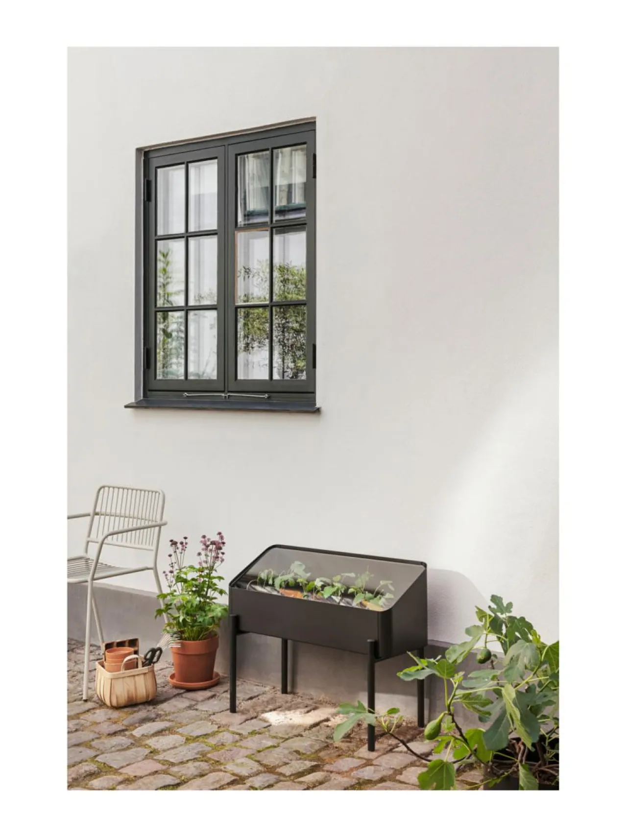 Ruukut & Istutusastiat|Eva Solo Outdoor Simply Grow taimilaatikko kannella MUSTA