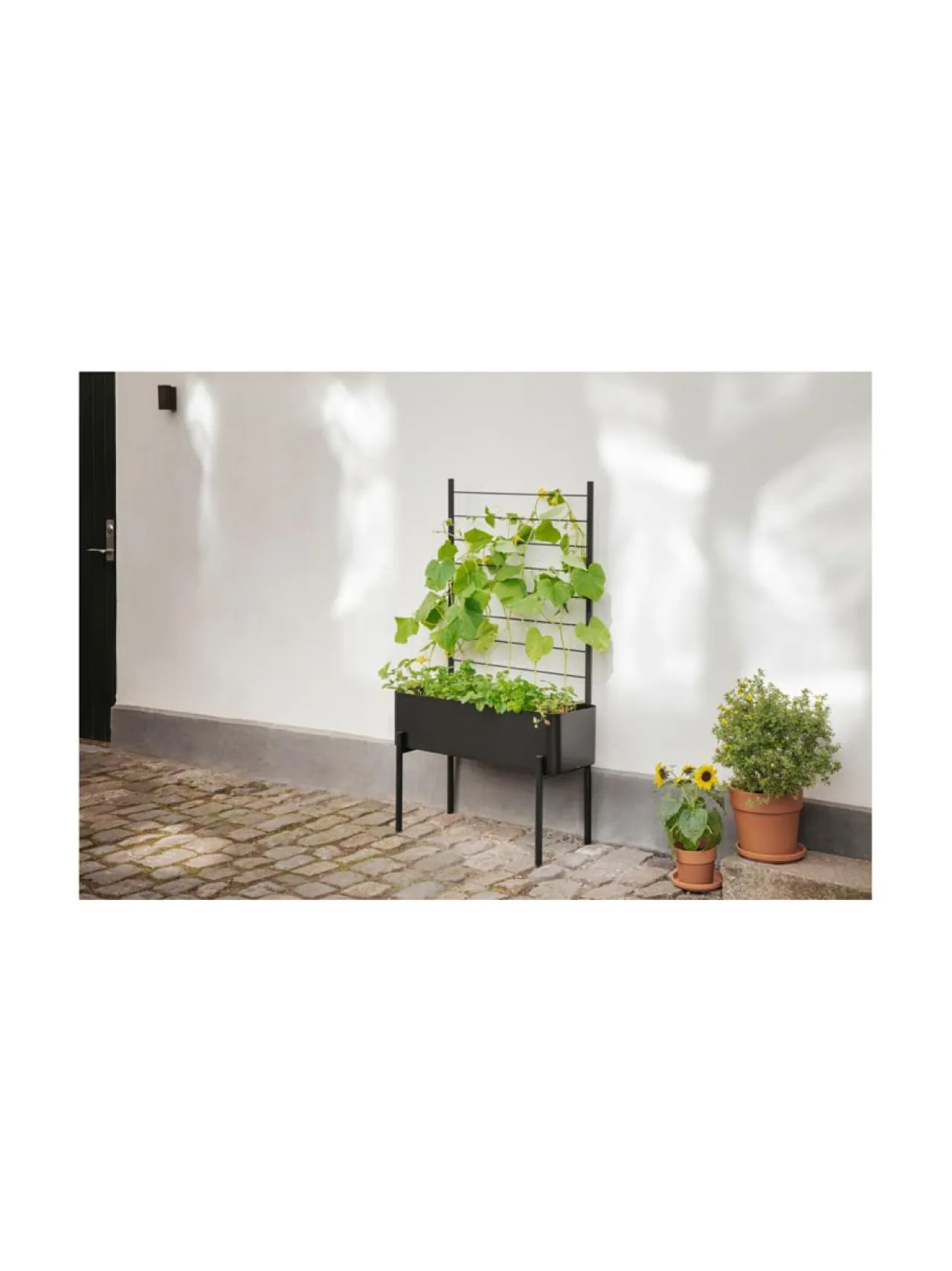 Ruukut & Istutusastiat|Eva Solo Outdoor Simply Grow tuki kasvilaatikoihin MUSTA