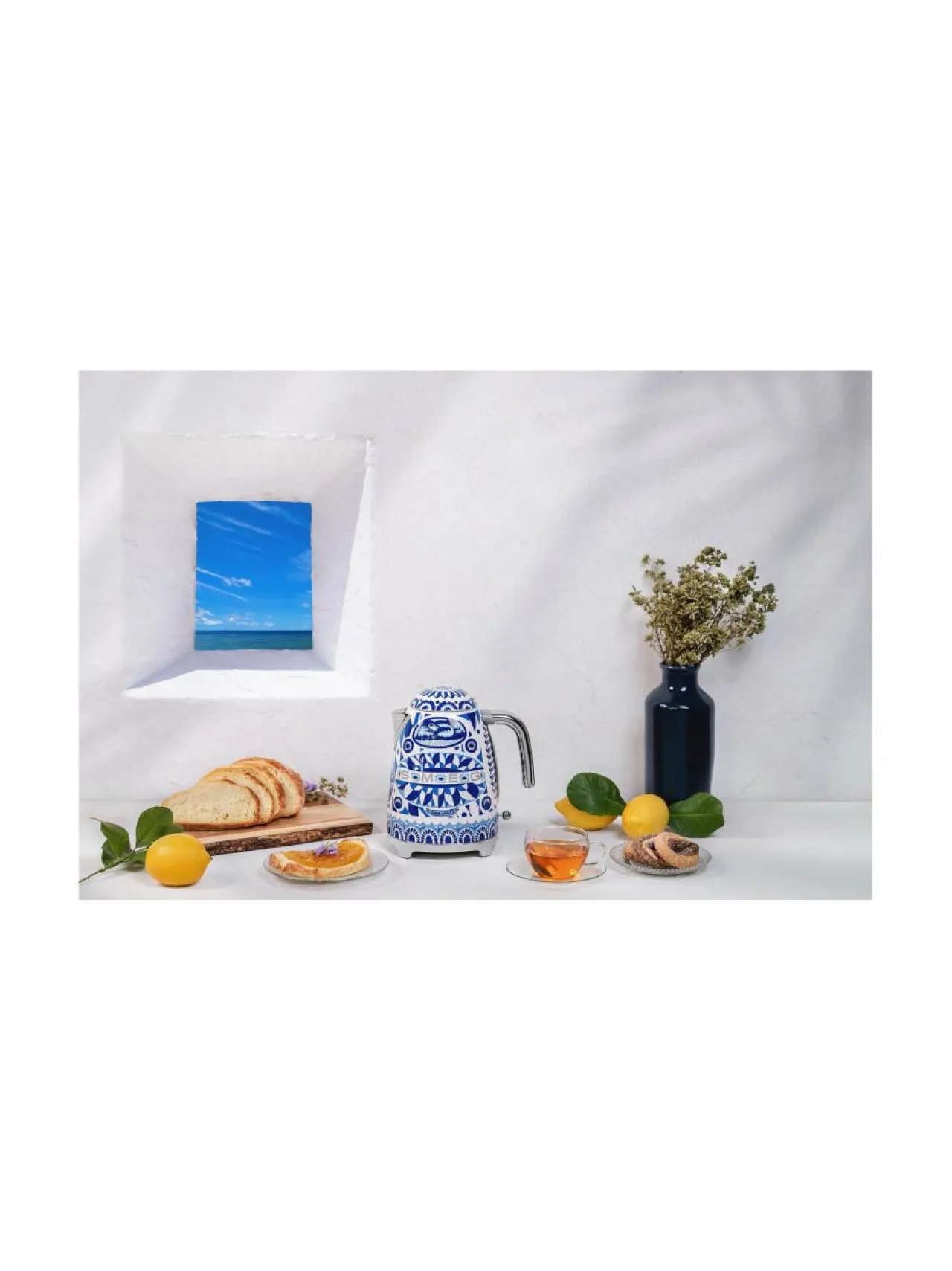 Kahvin- & Vedenkeittimet|Smeg x Dolce & Gabbana "Blu Mediterraneo" -vedenkeitin, 1.7L WHITE & BLUE