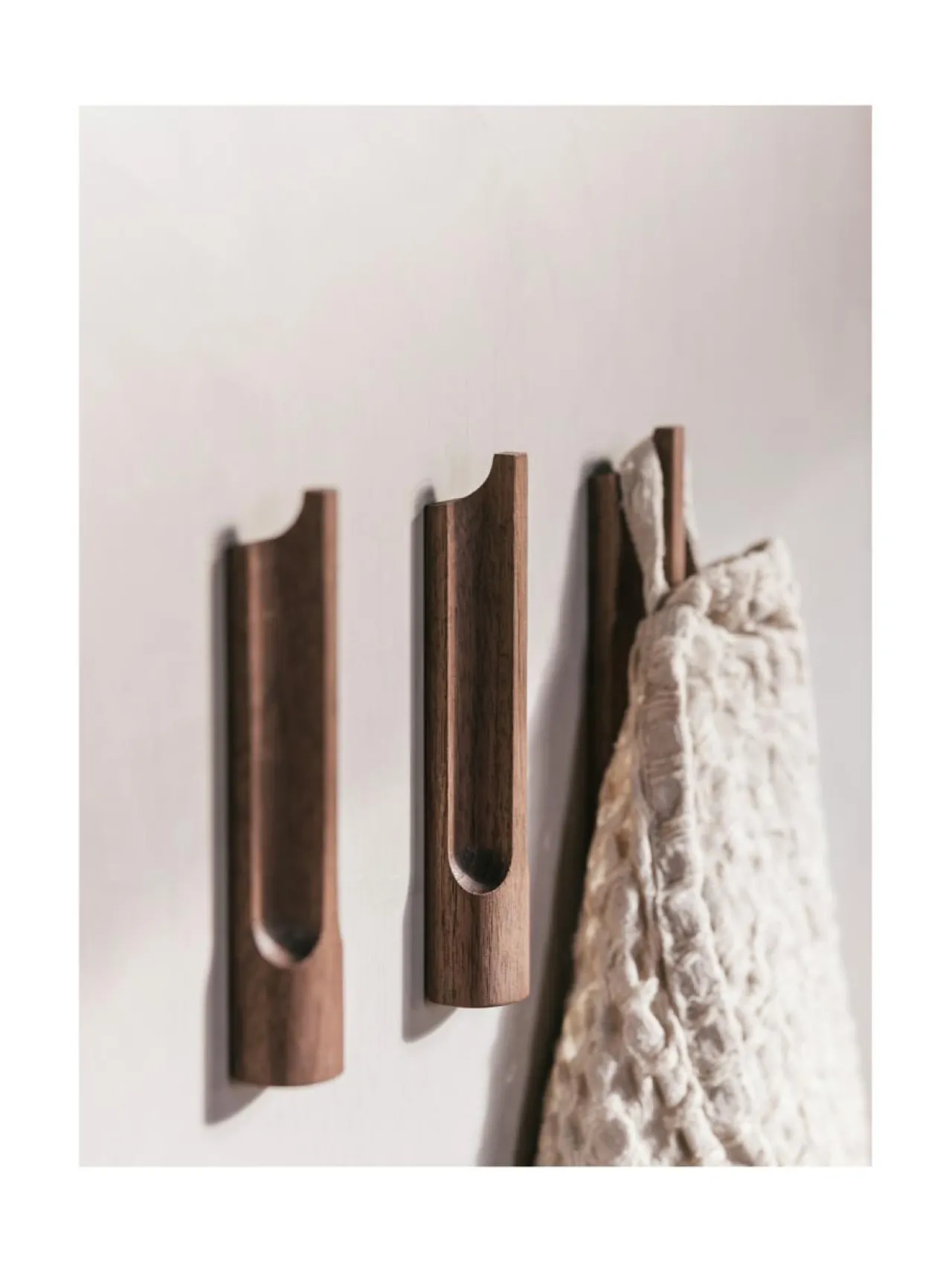 Naulakot & Koukut|Havune Tau- ripustin, pähkinäpuu PÄHKINÄPUU