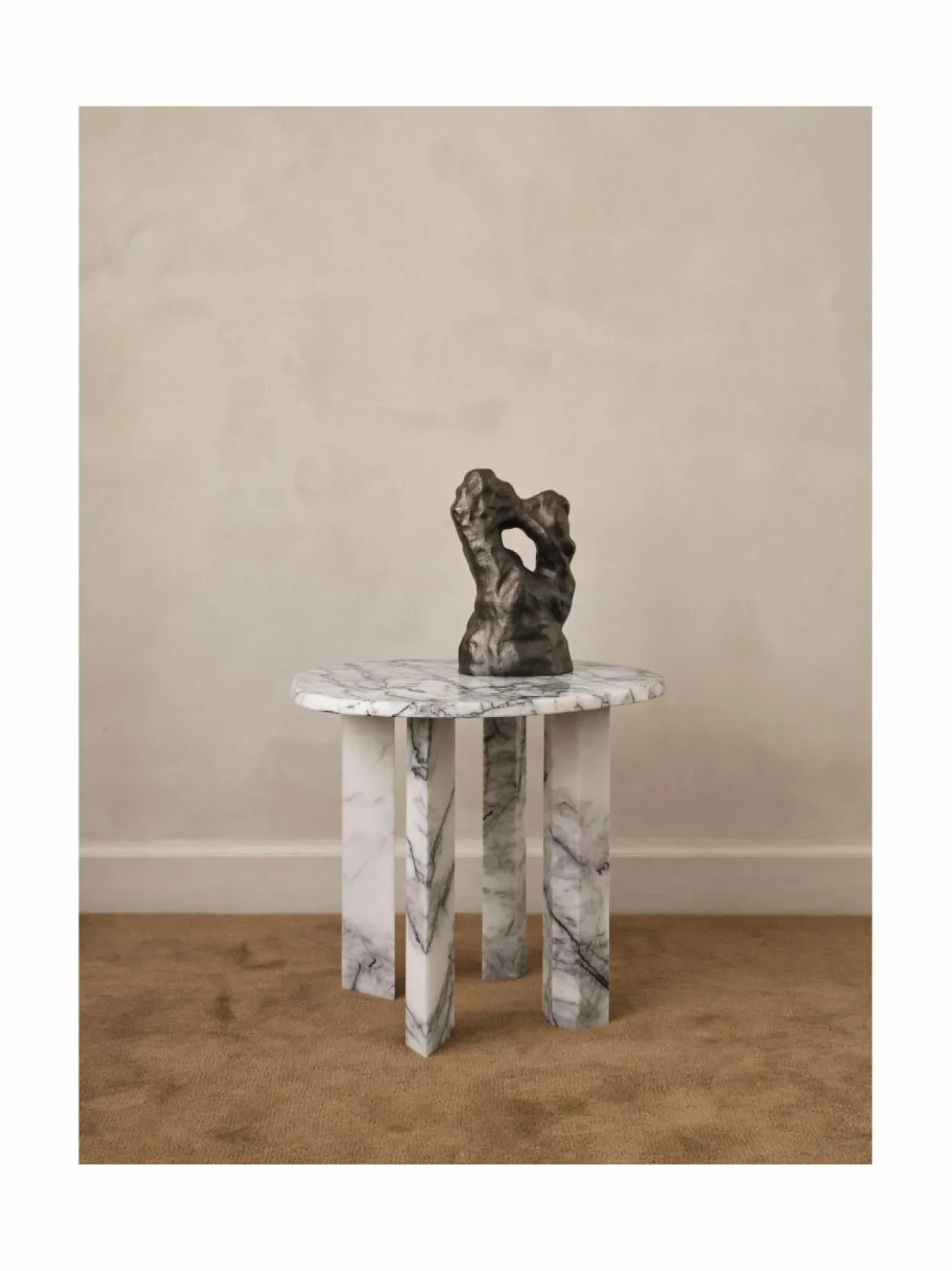 Pöydät|Ferm Living Taula-marmorinen sivupöytä WHITE/CHARCOAL