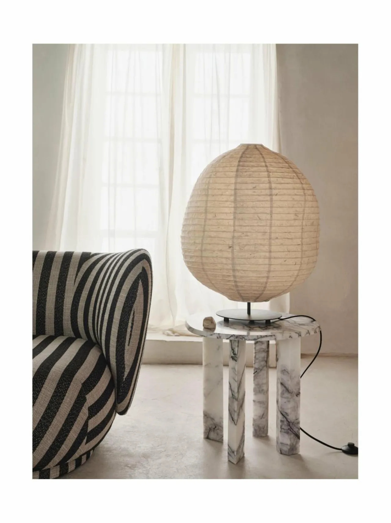 Pöydät|Ferm Living Taula-marmorinen sivupöytä WHITE/CHARCOAL