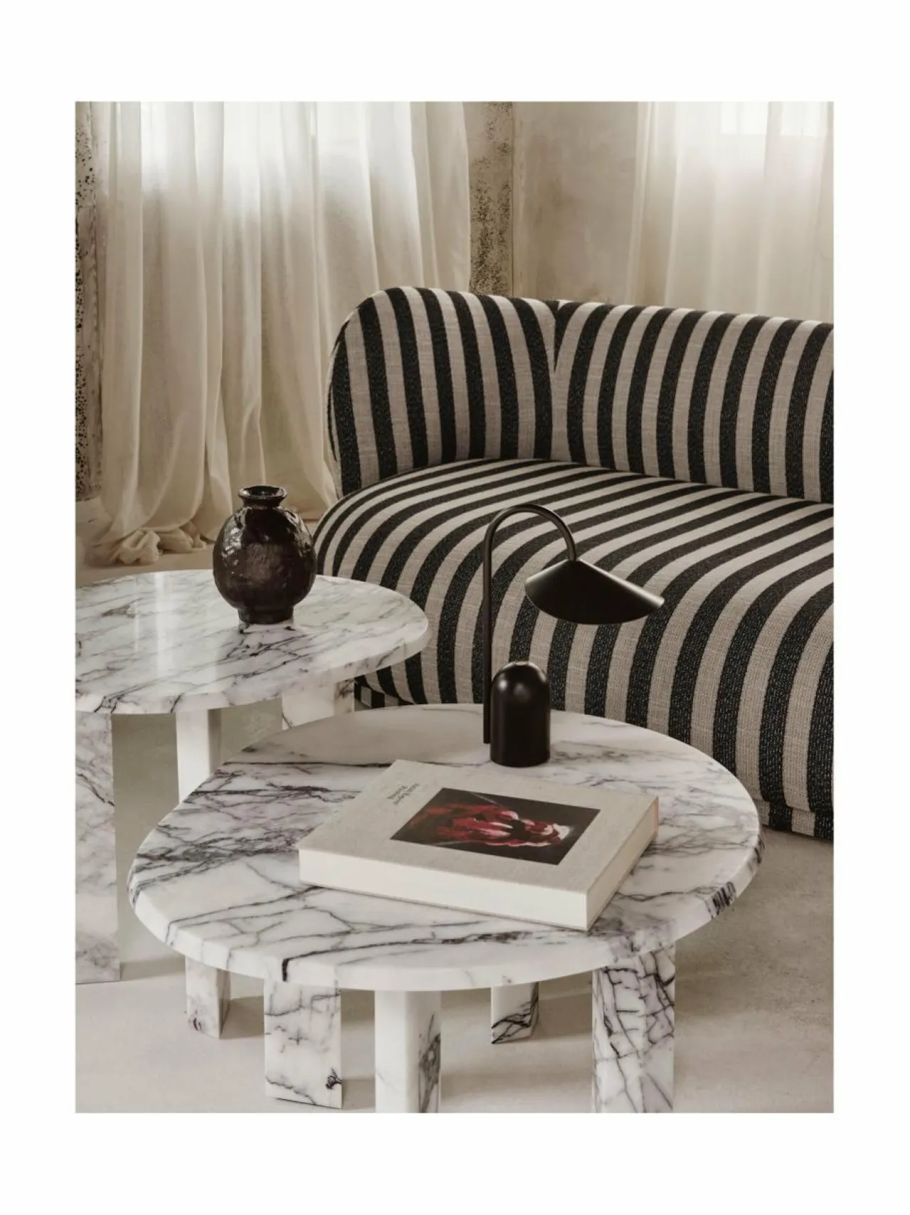 Pöydät|Ferm Living Taula-marmorinen sivupöytä WHITE/CHARCOAL