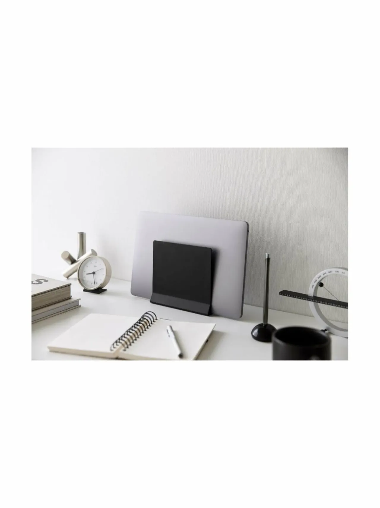 Säilytys|Yamazaki Tower Slim - pystyteline kannettavalle tietokoneelle BLACK