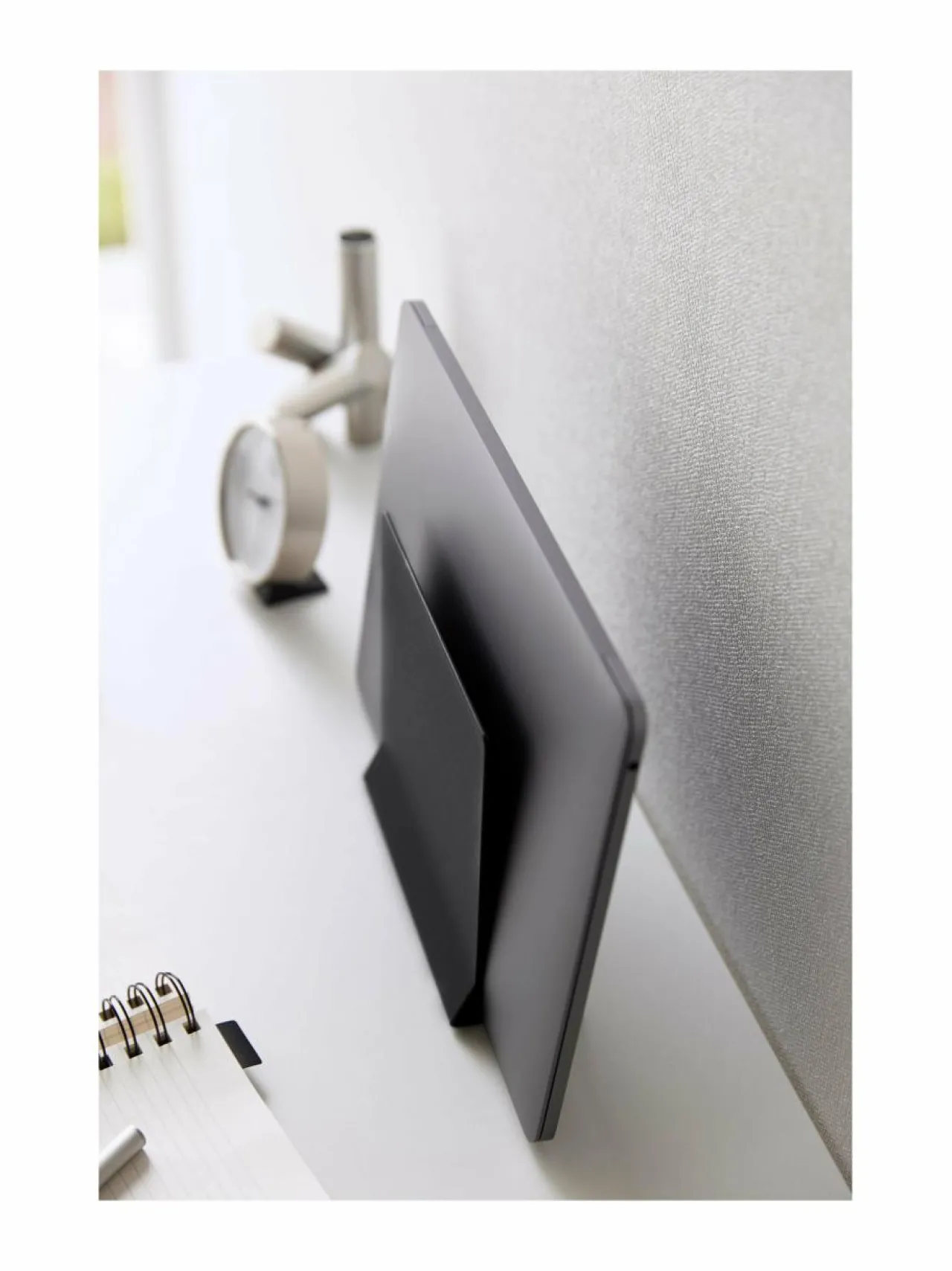 Säilytys|Yamazaki Tower Slim - pystyteline kannettavalle tietokoneelle BLACK