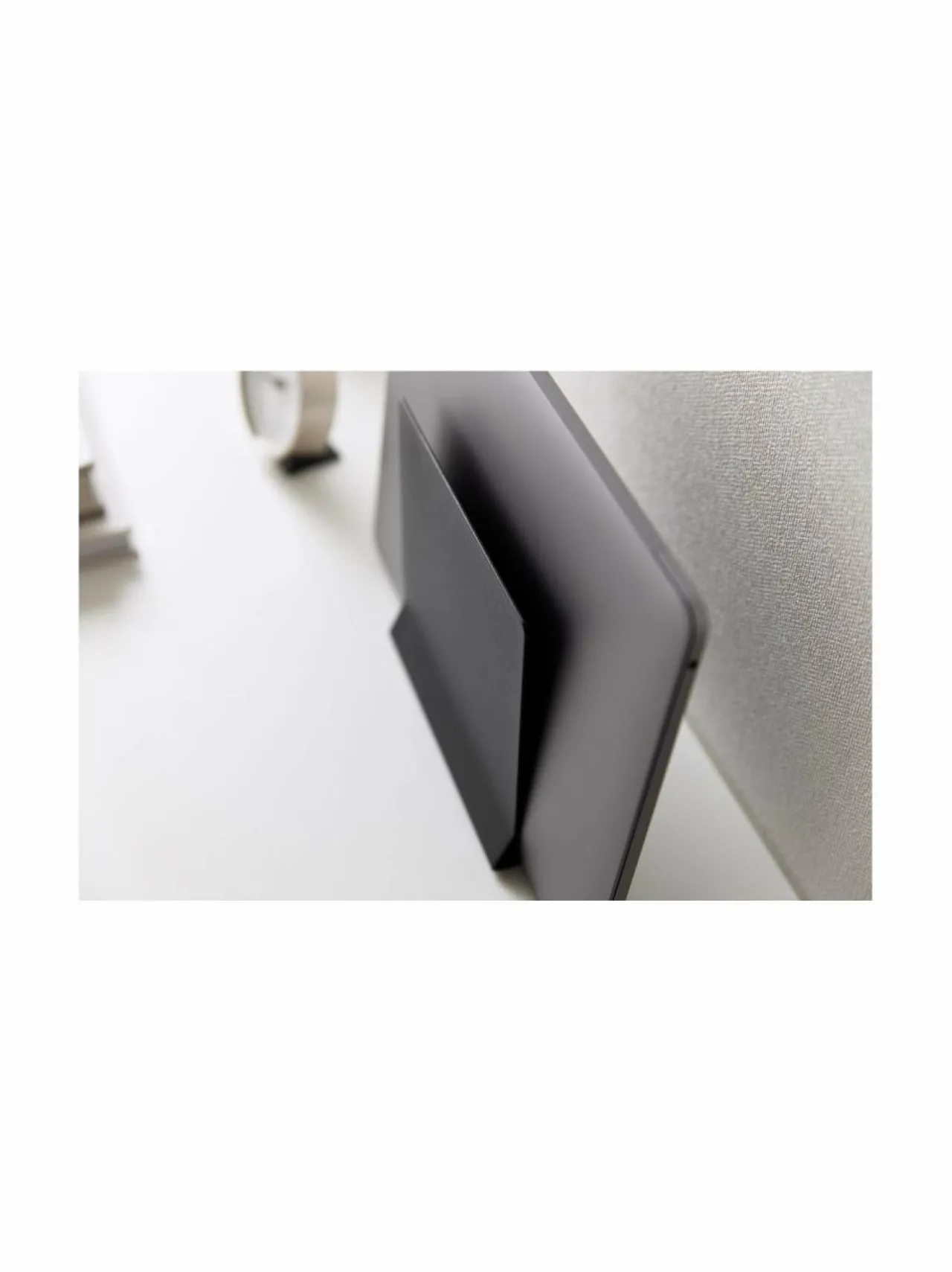 Säilytys|Yamazaki Tower Slim - pystyteline kannettavalle tietokoneelle BLACK