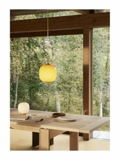 Kattovalaisimet|Louis Poulsen VL 45 Radiohus -riippuvalaisin, Ø 250mm BRASS/GLOSSY PALE YELLOW GLASS